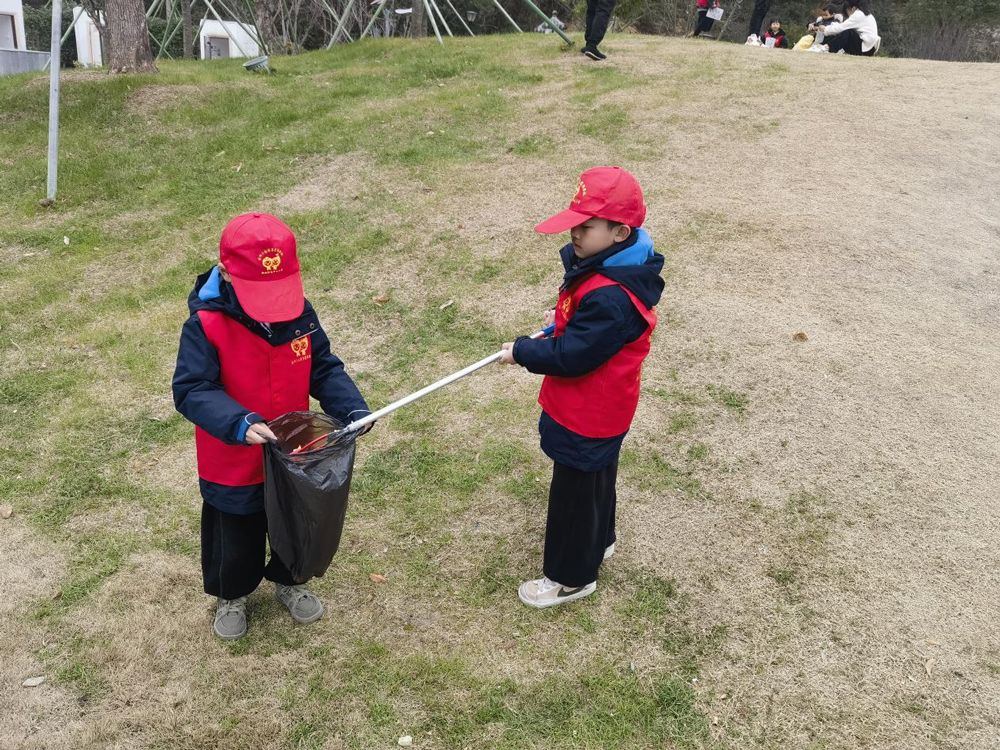 学生们捡拾垃圾。陈婷婷摄