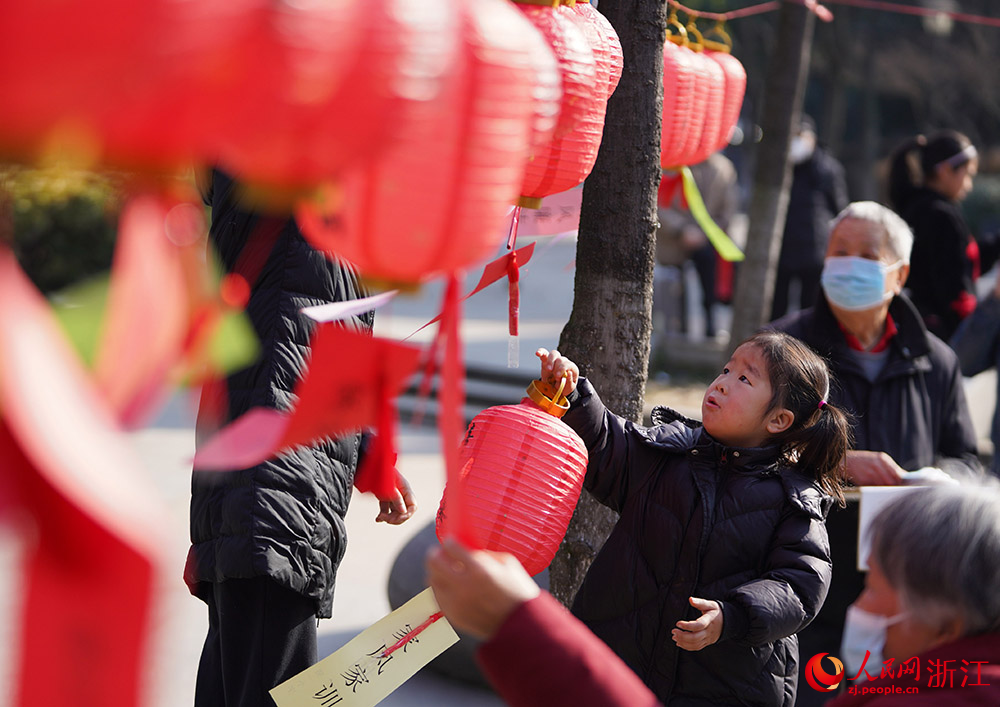 小朋友在杭州市拱墅區石橋街道參加猜燈謎活動。人民網 章勇濤攝