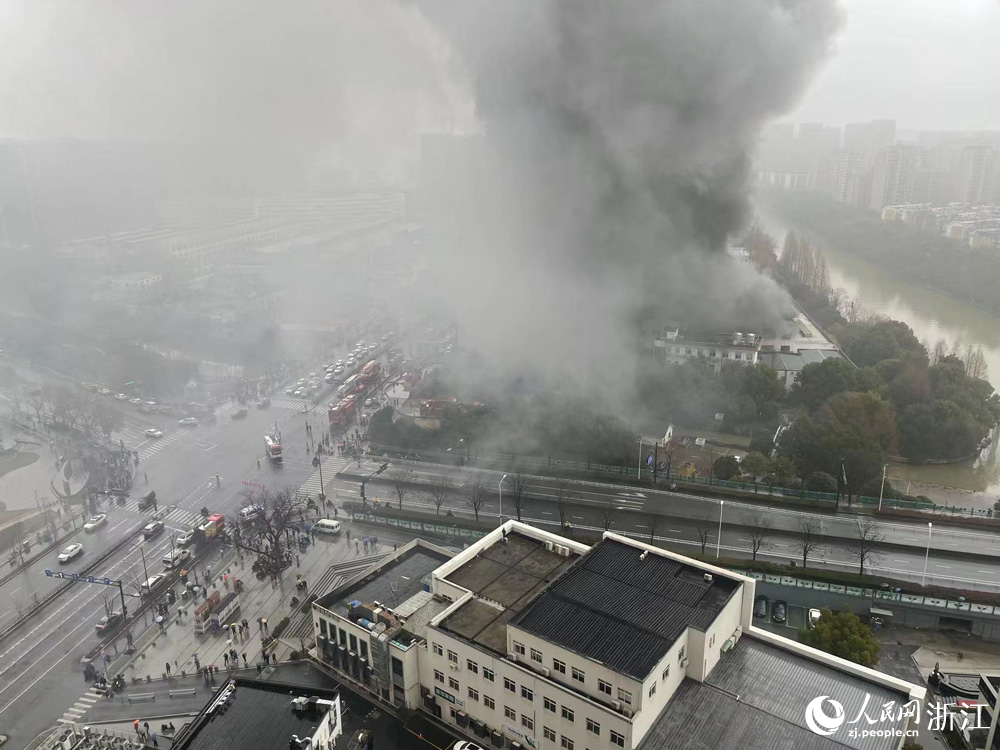 2月7日早上7时10分许，杭州市拱墅区沈半路一仓库发生火警，目前消防仍在处置中，无人员伤亡。人民网 陈陆洵摄
