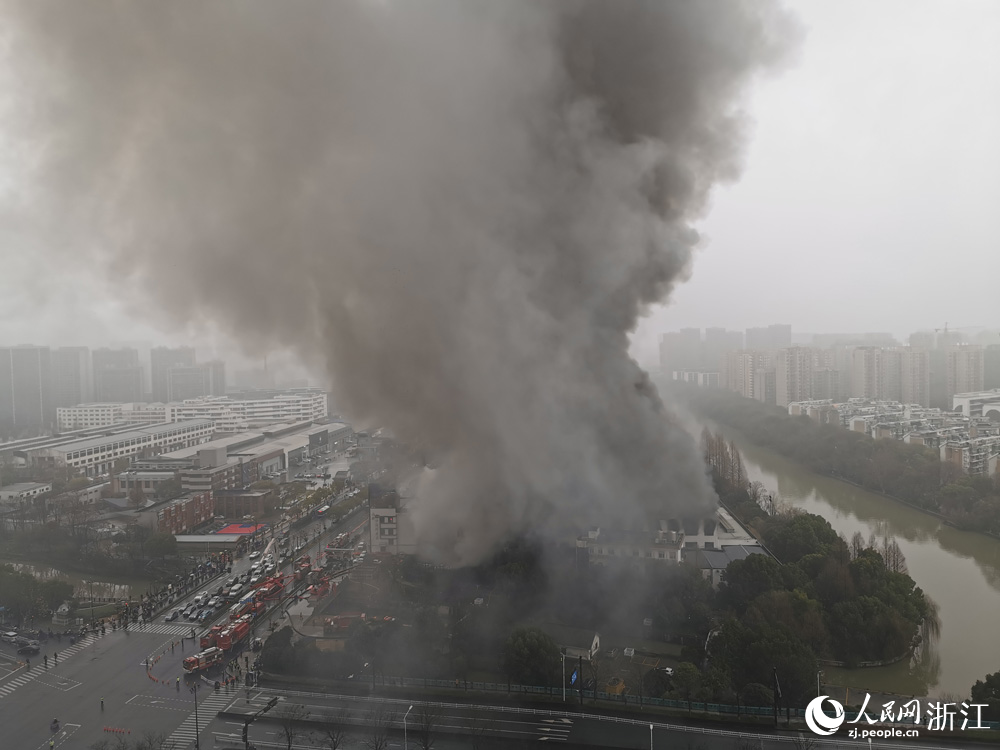 2月7日早上7时10分许，杭州市拱墅区沈半路一仓库发生火警，目前消防仍在处置中，无人员伤亡。人民网 章勇涛摄