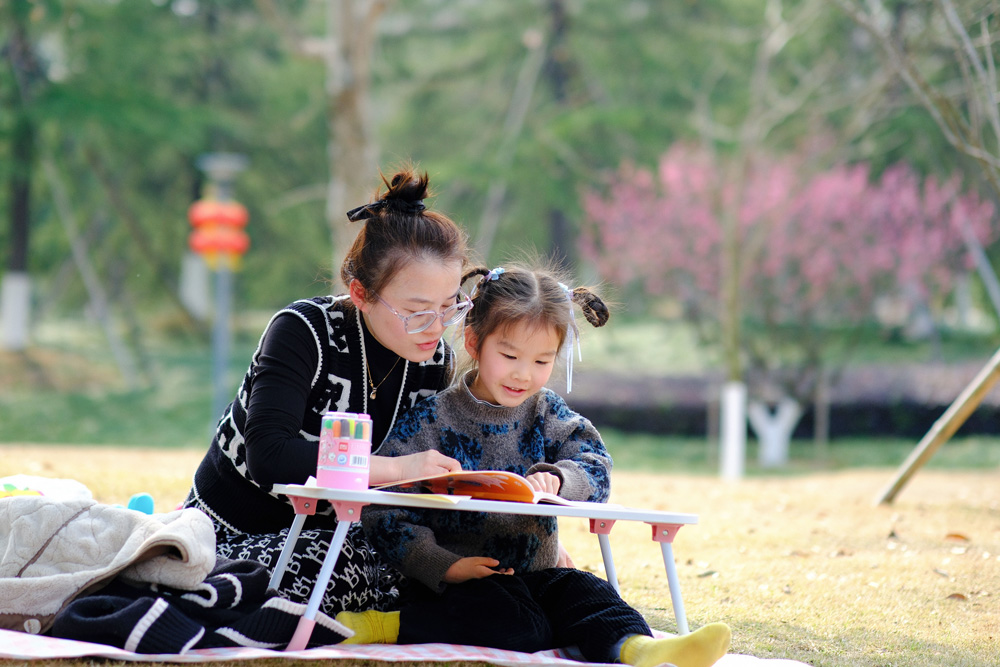 市民游客在湖州德清县武康街道春晖公园内赏花游玩。蔡俊摄