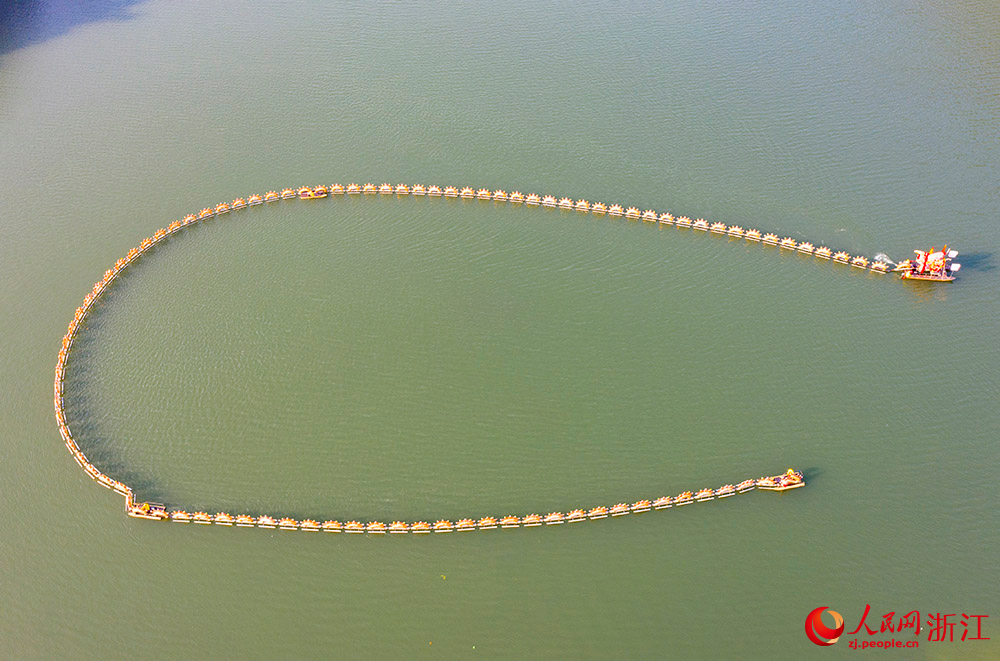 在丽水云和县，100多节、长达280多米的“瓯江蛟龙”横卧在江面上。人民网 章勇涛摄