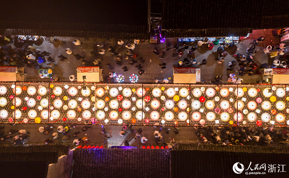 市民游客在台州市黄岩区宋渠直街赏灯游玩。人民网 章勇涛摄