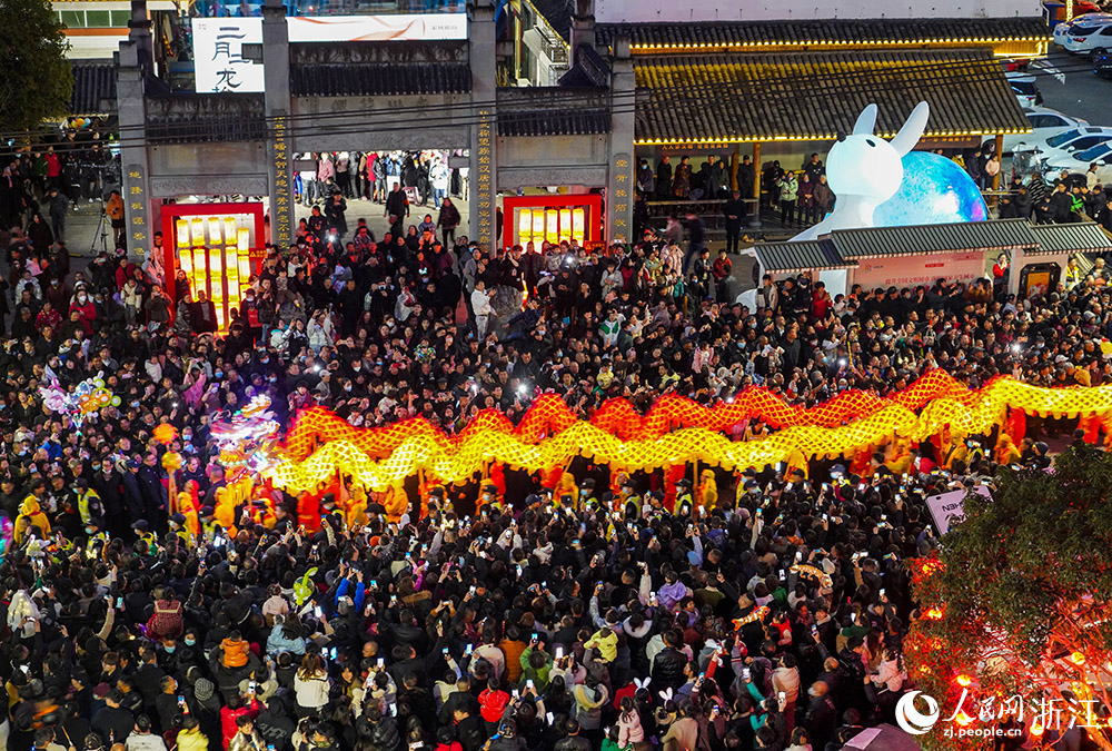 市民游客在台州市黃岩區宋渠直街賞燈游玩。人民網 章勇濤攝
