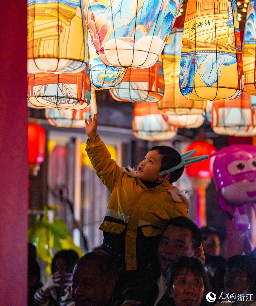 市民游客在台州市黄岩区宋渠直街赏灯游玩。人民网 章勇涛摄