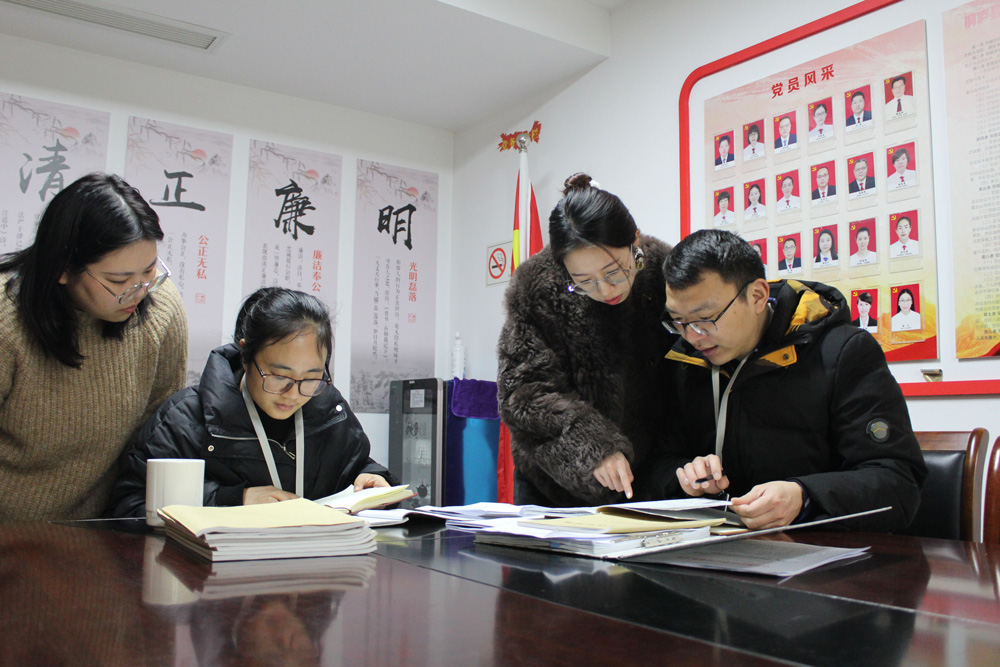 2月24日，桐庐县纪检监察干部在县审计部门开展“三重一大”日常监督。何小华摄
