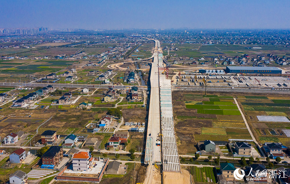 2月27日，空中俯瞰杭甬复线宁波一期项目宁波前湾新区段。人民网 章勇涛摄