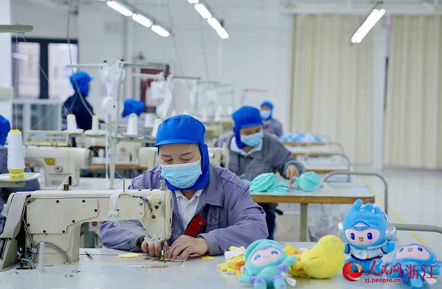 杭州一家亞運會特許生產企業的車間裡，工人們正在趕制產品。人民網記者 郭揚攝