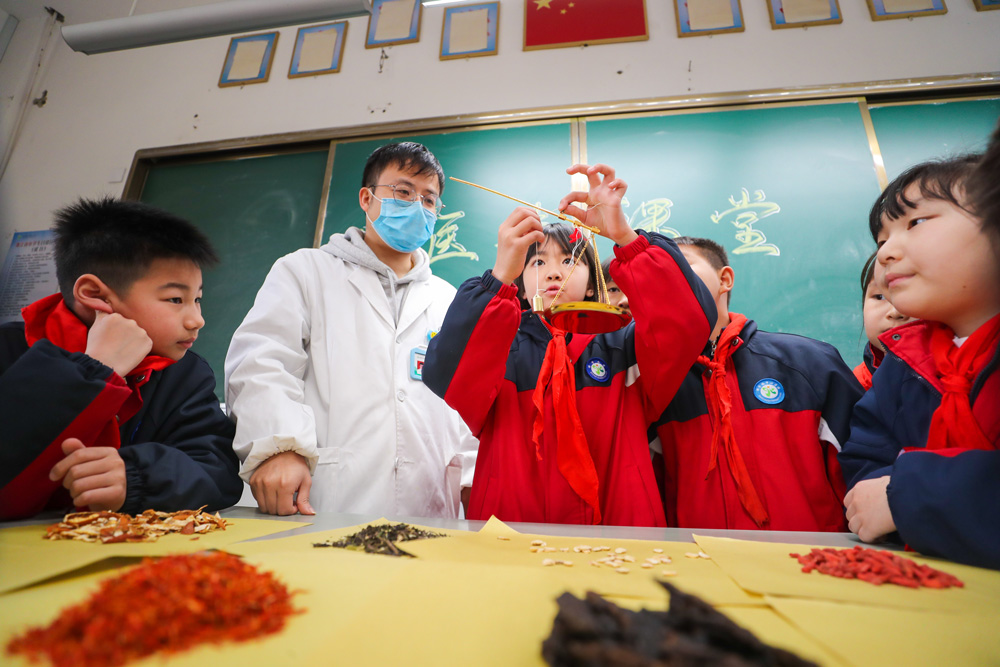 3月16日，湖州市德清县钟管镇开展以“防流感 做香囊”为主题的新时代文明实践活动。王正摄