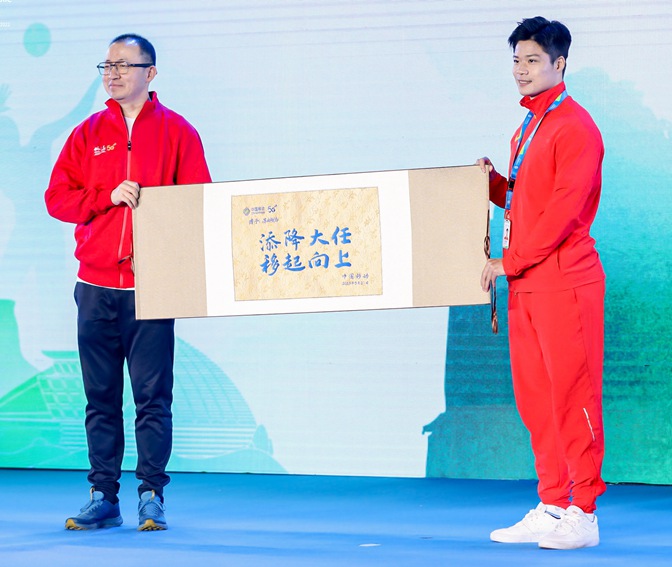 贈送蘇炳添融合中國文化與體育的“5G雲錦錦書”。中國移動供圖