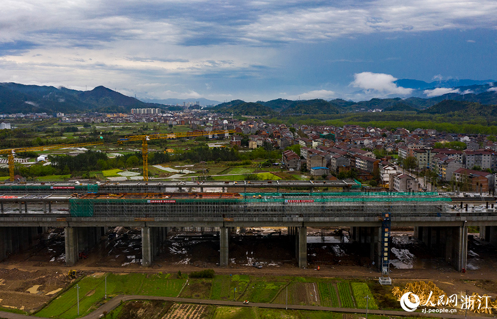 空中俯瞰杭温铁路仙居站项目施工现场。人民网 章勇涛摄