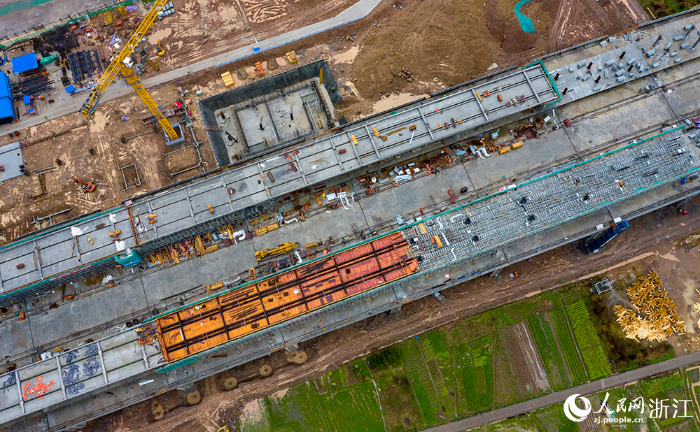 空中俯瞰杭溫鐵路仙居站項目施工現場。人民網 章勇濤攝