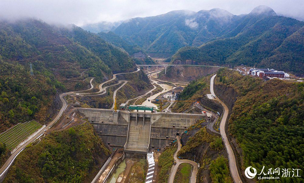空中俯瞰台州市仙居县朱溪水库工程。人民网 章勇涛摄