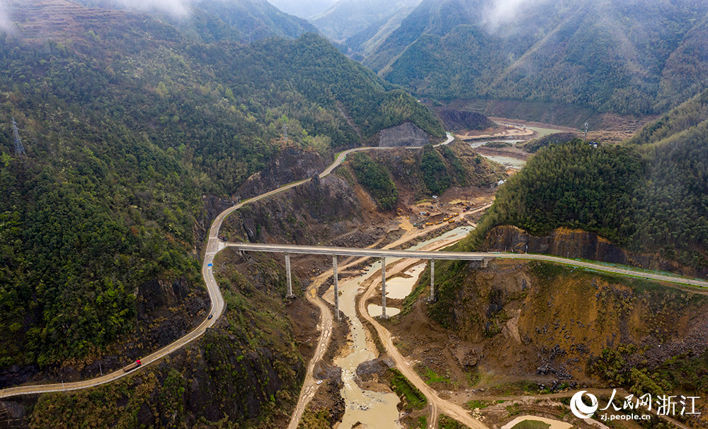 空中俯瞰台州市仙居县朱溪水库工程。人民网 章勇涛摄