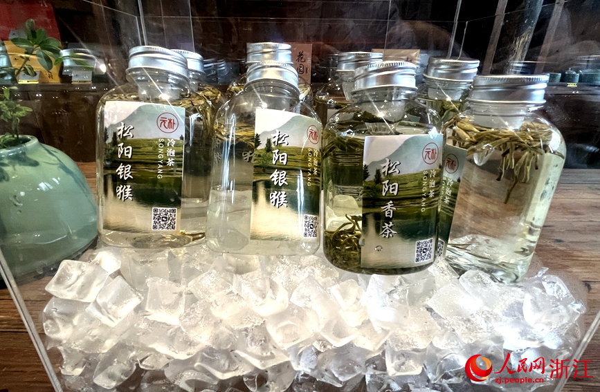 冷萃茶备受年轻人喜爱。人民网记者 张丽玮摄