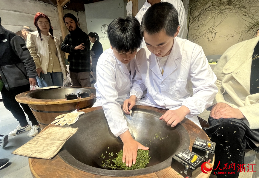 老师傅传授炒茶技艺。人民网记者 张丽玮摄