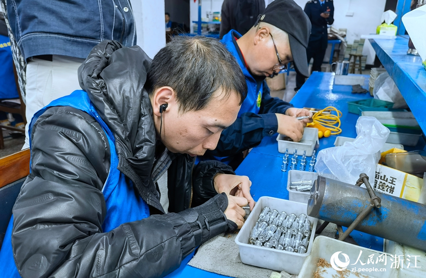 沃爾德殘疾人之家的車間裡，殘疾人從事簡單勞動。人民網 張帆攝