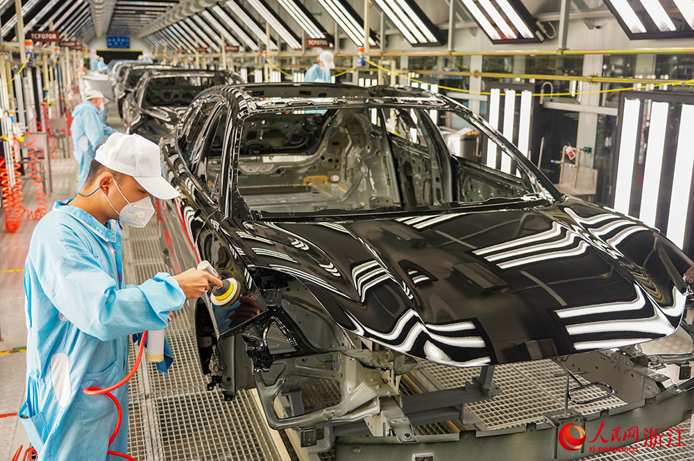 在寧波前灣新區極氪汽車未來工廠，新能源汽車生產線一片忙碌。人民網 章勇濤攝