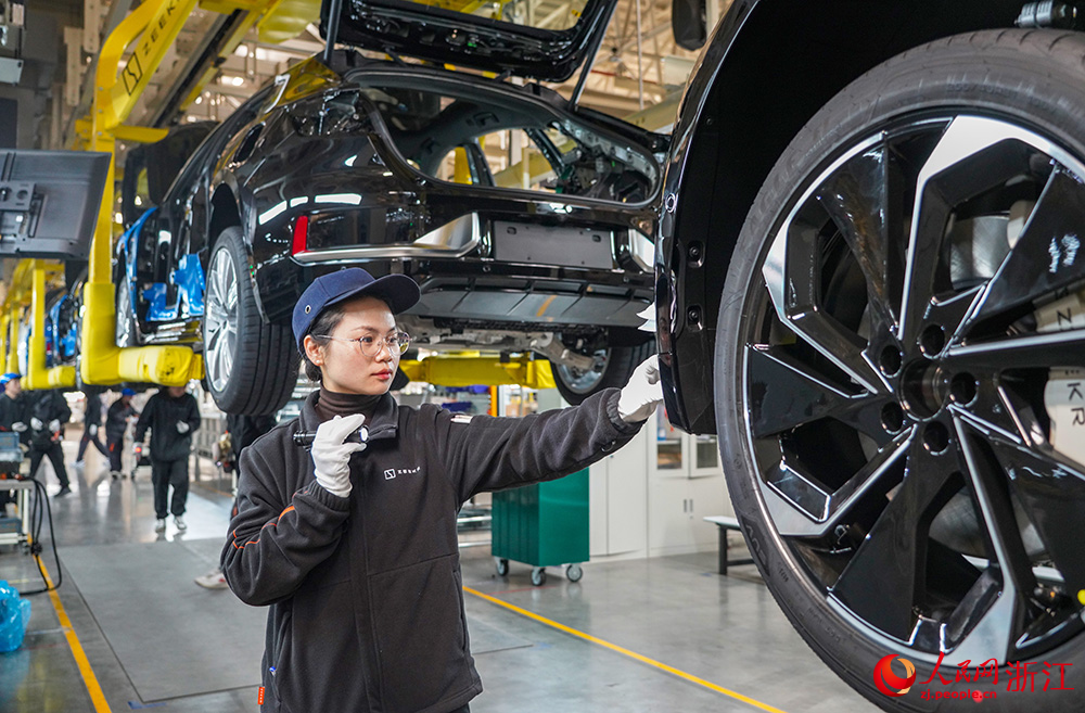 在寧波前灣新區極氪汽車未來工廠，新能源汽車生產線一片忙碌。人民網 章勇濤攝