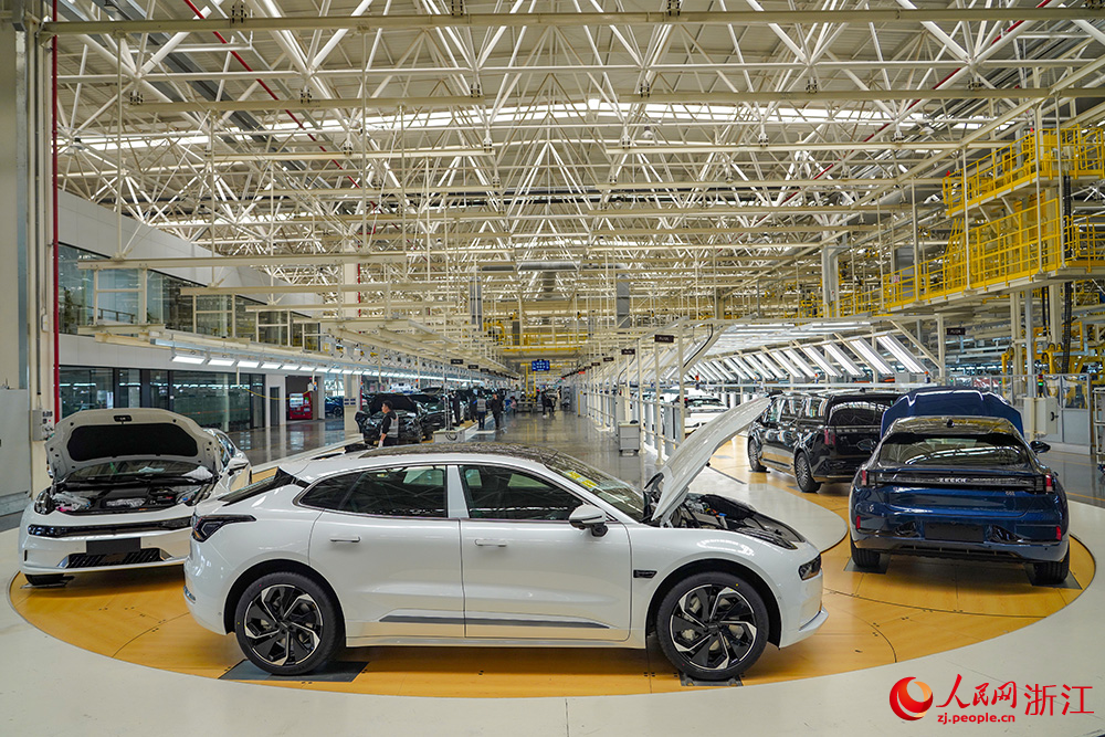 在寧波前灣新區極氪汽車未來工廠，新能源汽車生產線一片忙碌。人民網 章勇濤攝