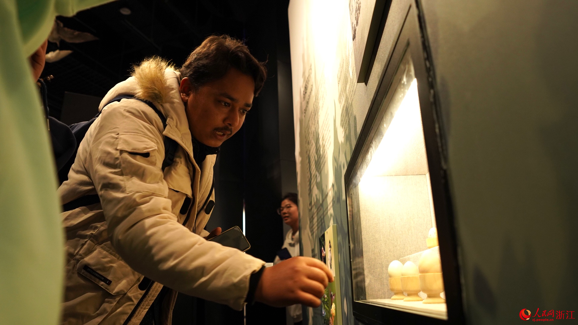 台州學院的國際學生參觀生物多樣性博物館。人民網記者 郭揚攝