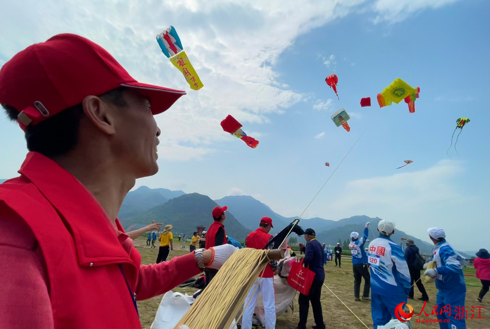 4月11日上午，2023全国风筝精英赛（瑞安站）在位于温州瑞安的国家农业公园启幕。人民网记者 郭扬摄
