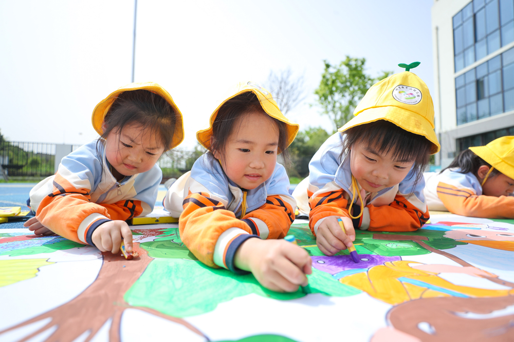 幼兒園小朋友參與衛生健康主題繪畫活動。王正攝