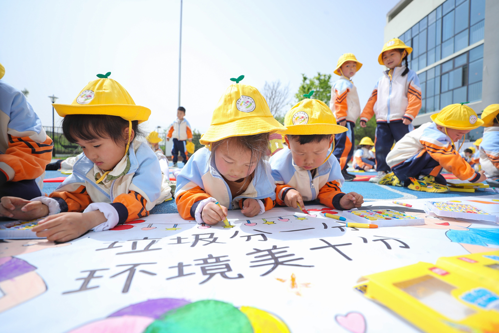 幼兒園小朋友參與衛生健康主題繪畫活動。王正攝