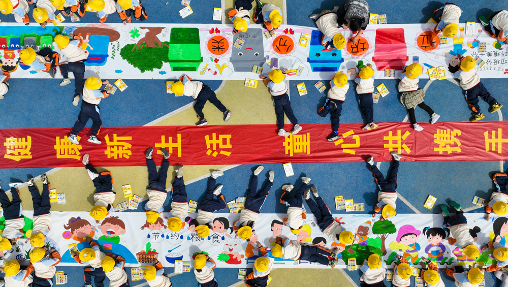 幼兒園小朋友參與衛生健康主題繪畫活動。王正攝