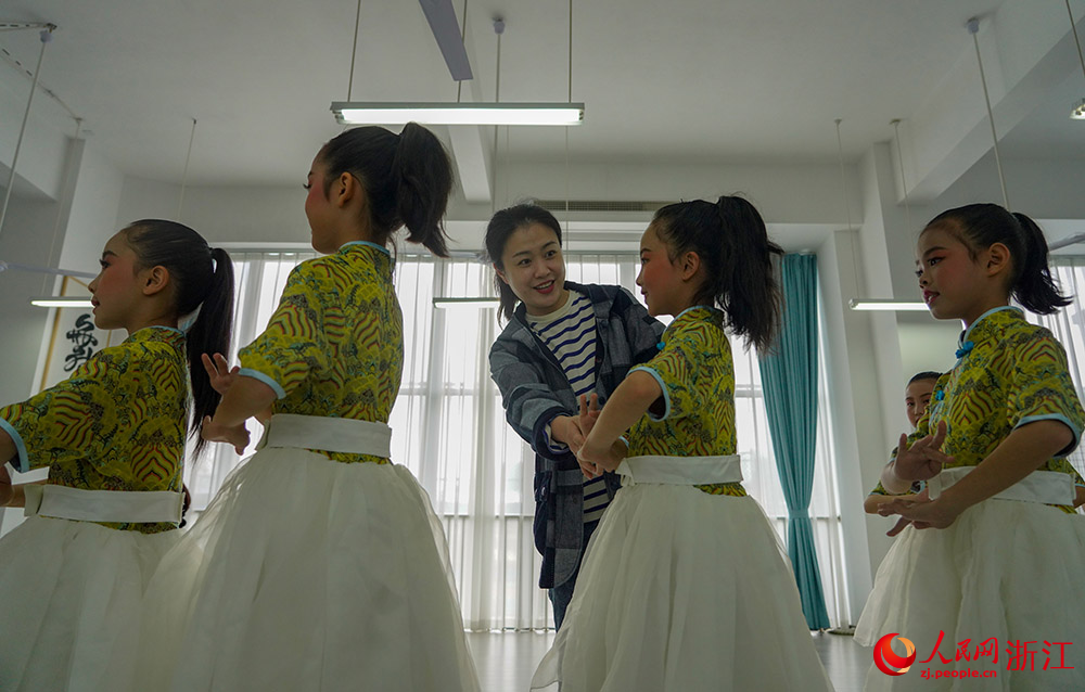 4月14日，在丽水市遂昌县实验小学，来自上海昆剧团的谢璐在指导学生。人民网 章勇涛摄