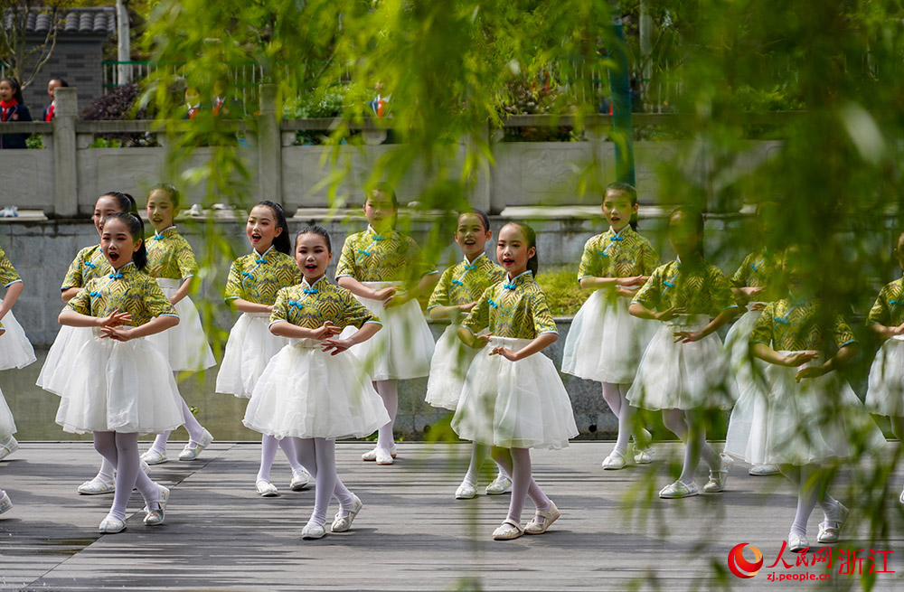 4月14日，在丽水市遂昌县实验小学，学生们在进行昆曲的演唱。人民网 章勇涛摄