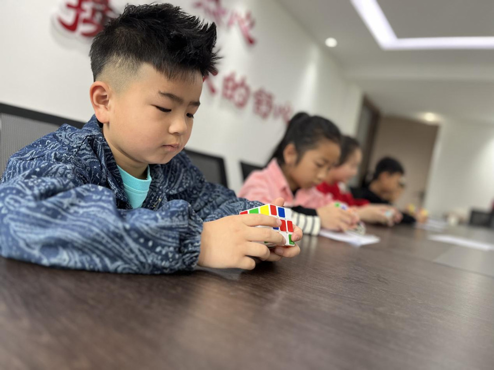 小朋友們玩轉魔方。李美嬌攝