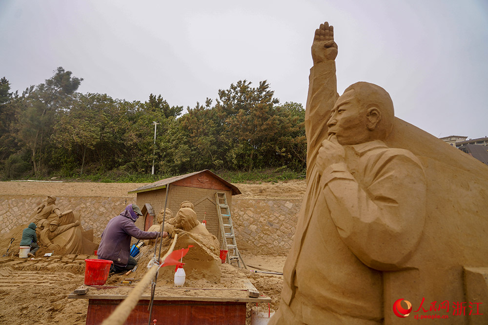 沙雕大师们正在为第二十四届舟山国际沙雕节精心创作沙雕作品。人民网 章勇涛摄