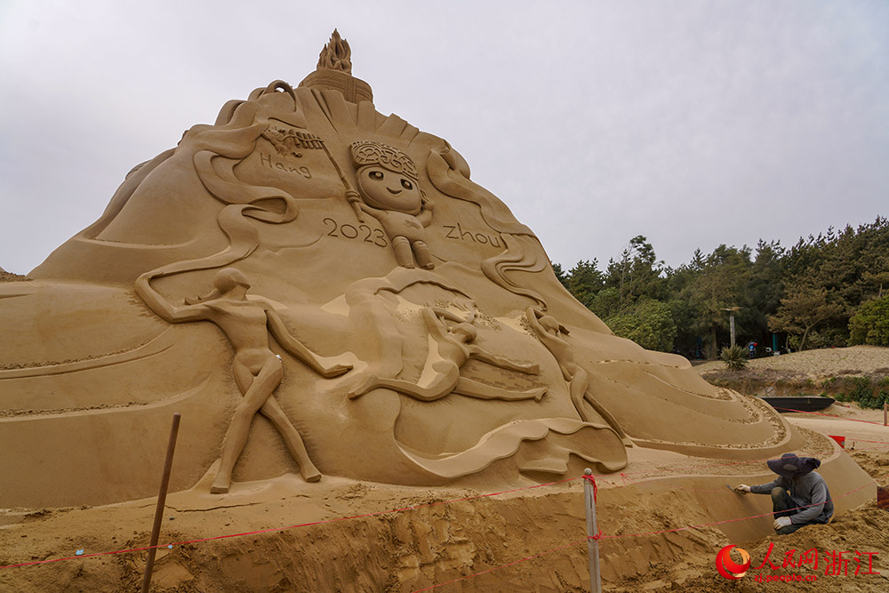 沙雕大师们正在为第二十四届舟山国际沙雕节精心创作沙雕作品。人民网 章勇涛摄