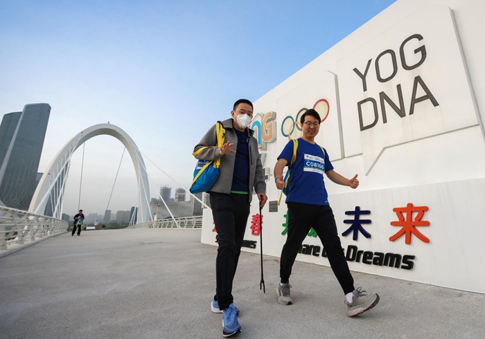 参赛者打卡南京眼步行桥。刘晓光摄