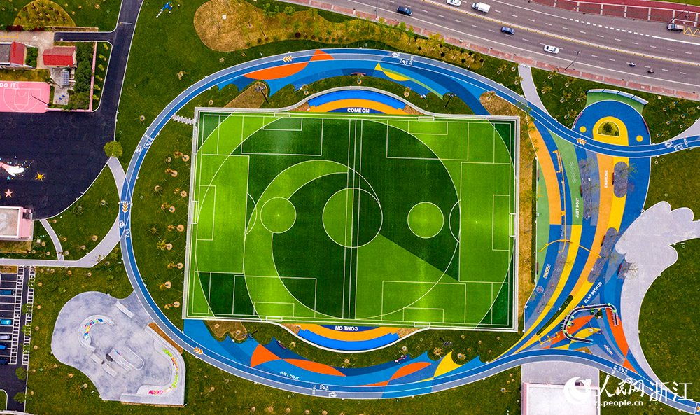 足球公園的整體風格“海味”十足，從空中俯瞰，公園像一個大海螺。人民網 章勇濤攝