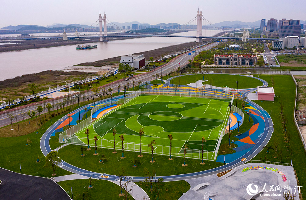 足球公園的整體風格“海味”十足，從空中俯瞰，公園像一個大海螺。人民網 章勇濤攝