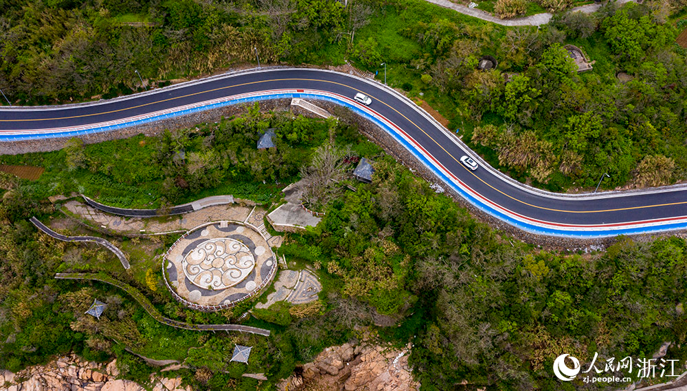 空中俯瞰浙江省舟山市嵊泗县一条条美丽公路。人民网 章勇涛摄