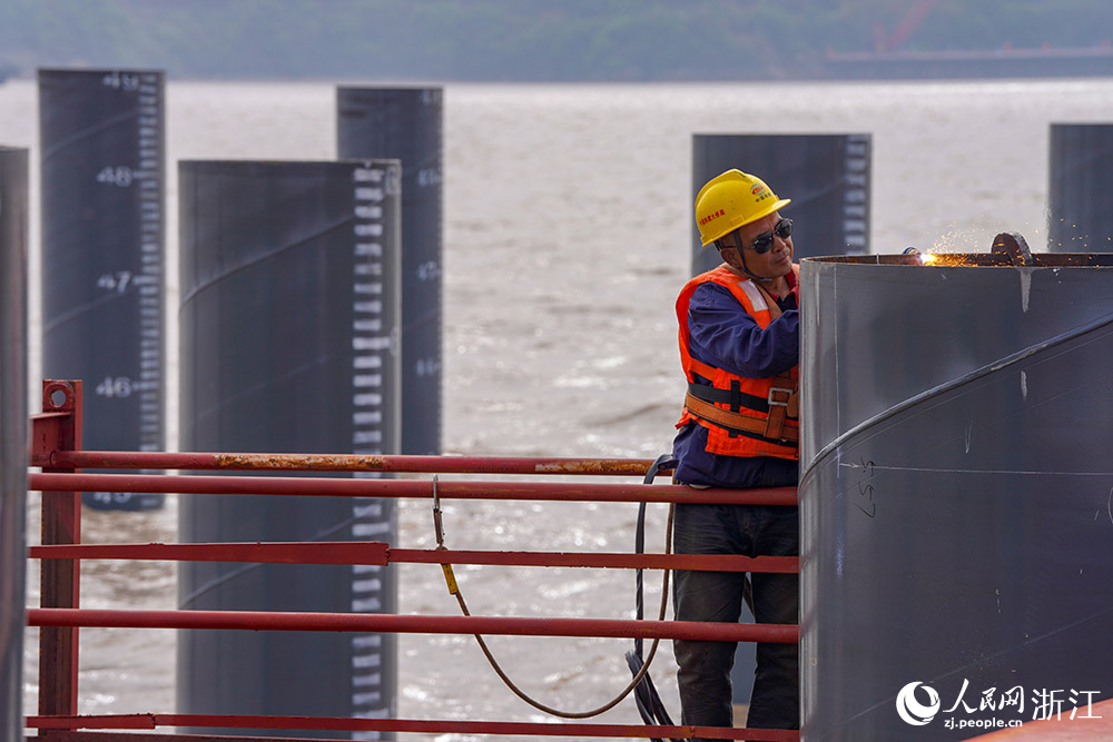 宁波舟山港六横大桥二期工程，中国铁建大桥局的工人在青龙门通航孔桥Q3钻孔平台施工。人民网 章勇涛摄
