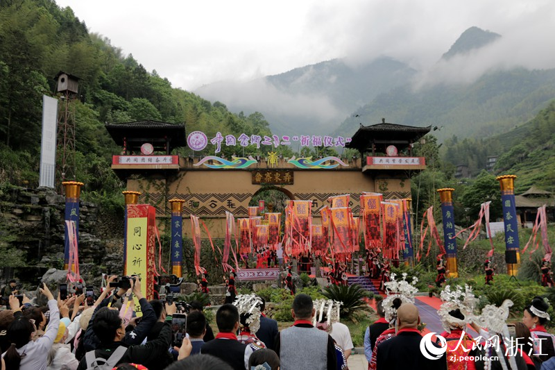 民族同心祈福典礼现场。人民网 陈陆洵摄