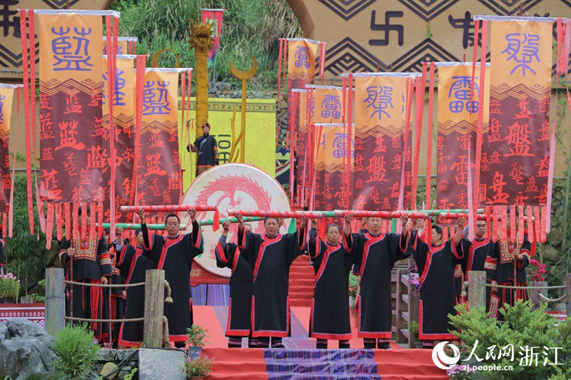 民族同心祈福典礼现场。人民网 陈陆洵摄