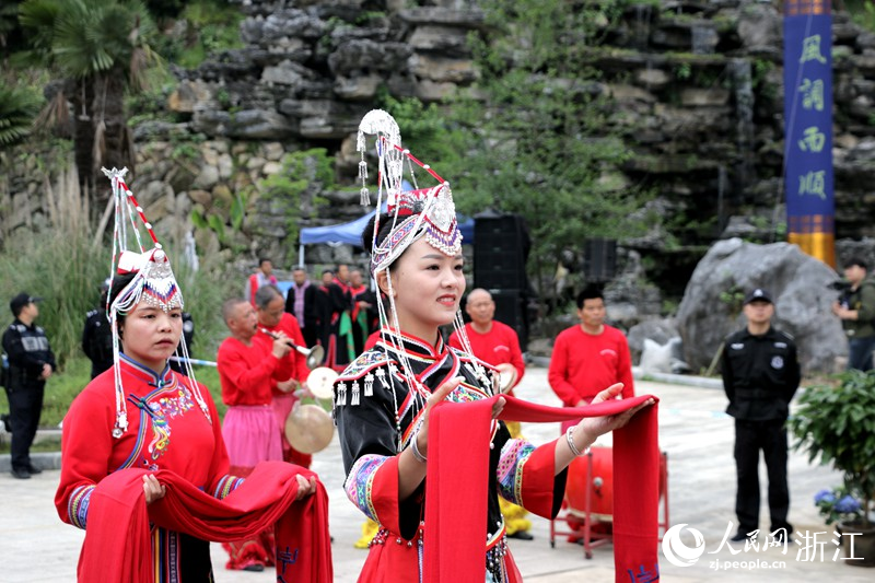 民族同心祈福典礼现场献畲族祈福红绸。人民网 陈陆洵摄