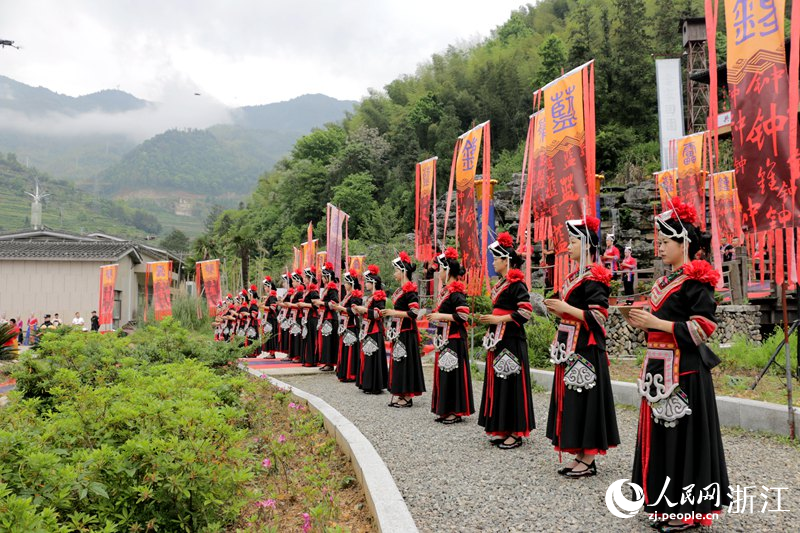 民族同心祈福典礼现场，全场嘉宾手捧茶碗齐唱《祈福歌》。人民网 陈陆洵摄