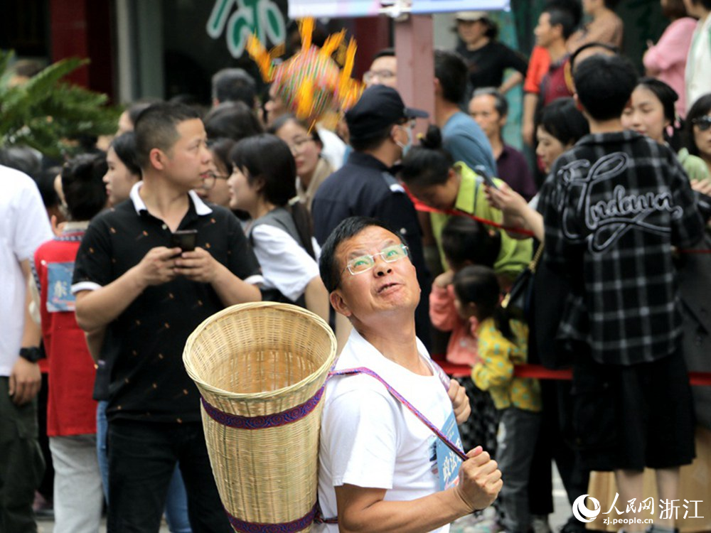 “龙接凤”项目比赛现场。人民网 陈陆洵摄
