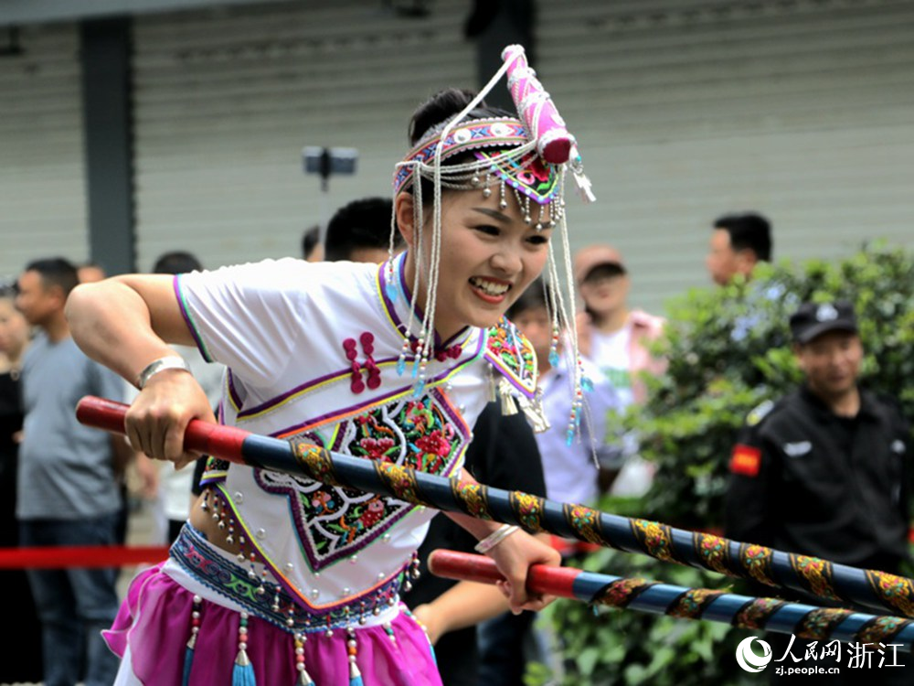 “抄杠”项目比赛现场。人民网 陈陆洵摄