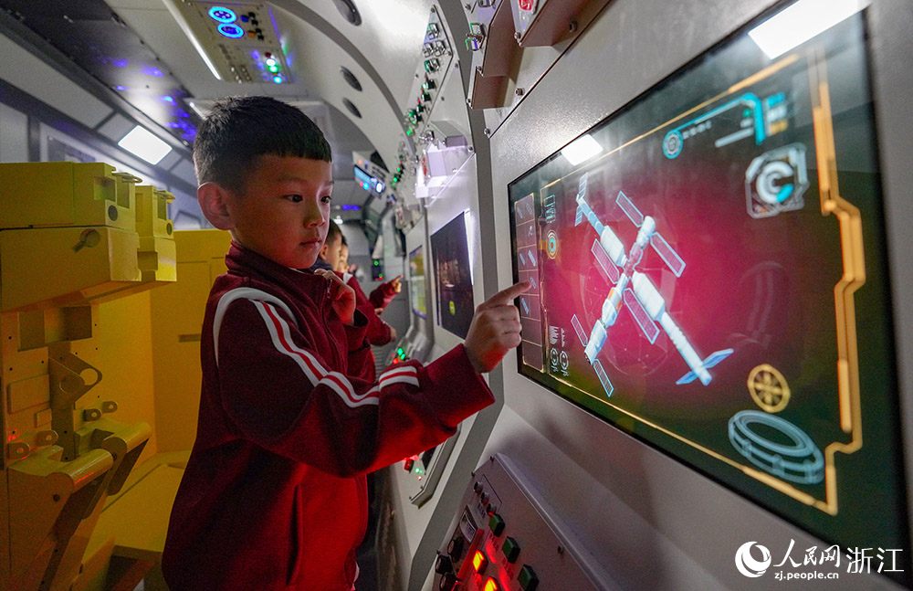 4月23日，宁波市海曙区古林茂新太空农业园区体验中心，小学生们在模拟空间站“沉浸式”学习航天知识。人民网 章勇涛摄