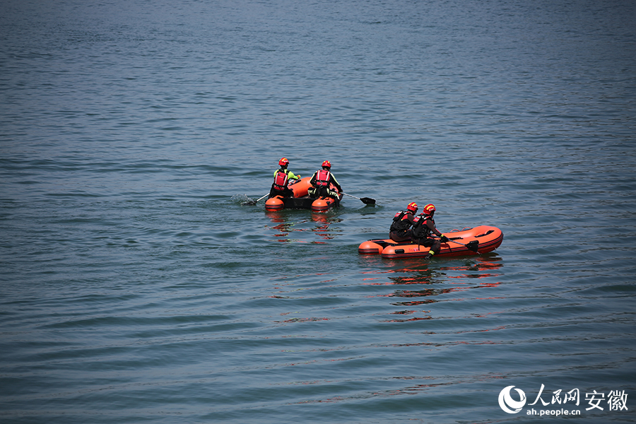 参演人员进行皮筏艇救援演练。人民网 王锐摄