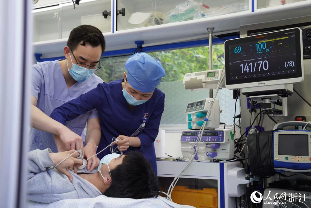 医护人员在5G智慧医疗救护车上救助患者。人民网记者 郭扬摄