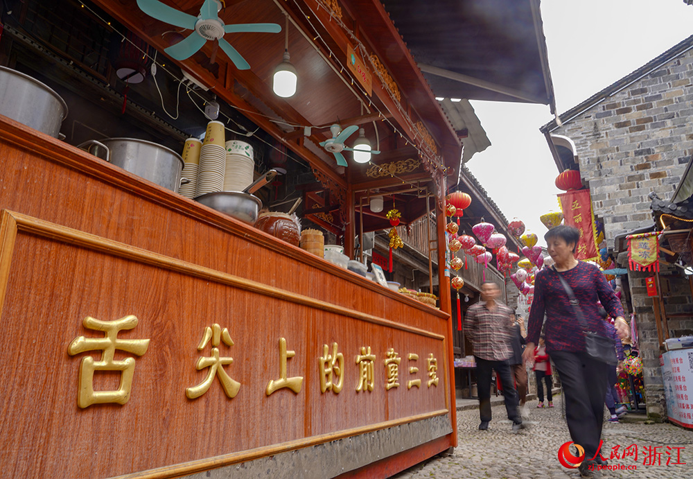 4月28日，在宁波市宁海县前童古镇，到前童吃豆腐是每届豆腐文化节的重头戏。人民网 章勇涛摄