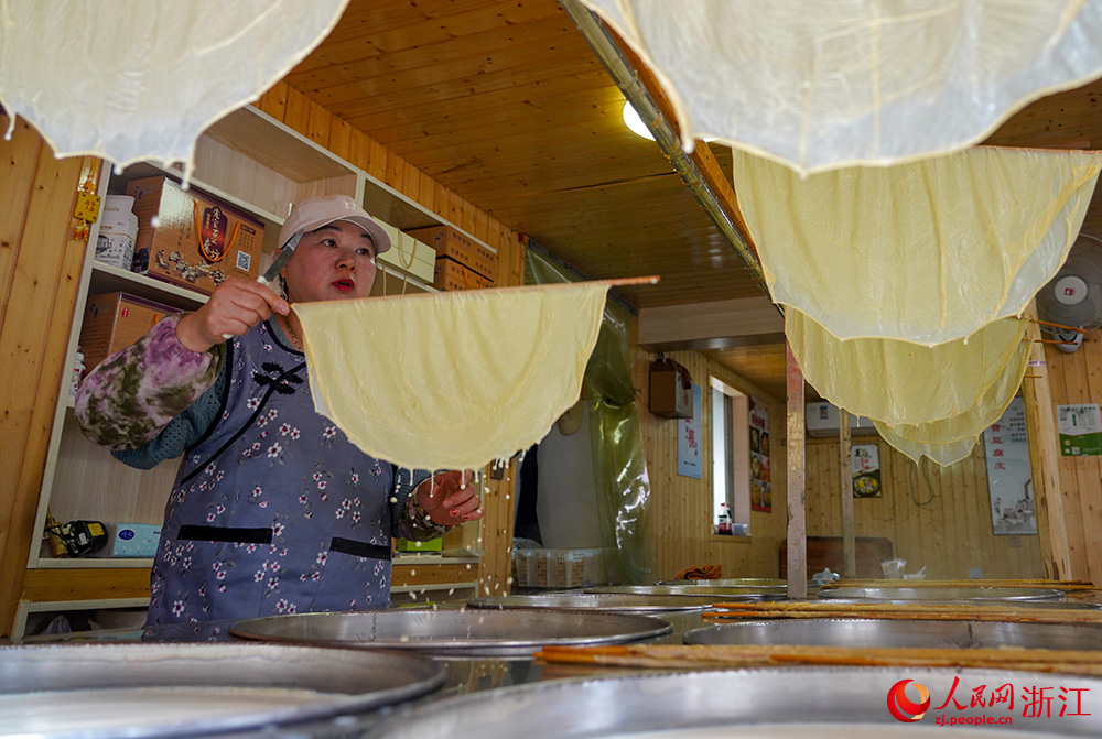 4月28日，在宁波市宁海县前童古镇，商户忙着捞制豆腐皮。人民网 章勇涛摄